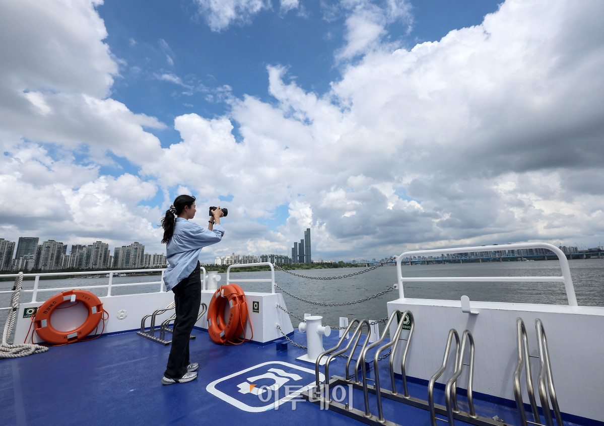 ▲한강버스 시민체험 운항 및 프레스투어가 열린 1일 서울 영등포구 여의도 일대에서 시민체험단이 기념사진을 촬영하고 있다. 한강 유역에 처음으로 도입되는 친환경 수상 대중교통수단인 한강버스는 9월 중 정식운항을 통해 마곡-망원-여의도-옥수-압구정-뚝섬-잠실(마곡-여의도-잠실 급행 병행 운영) 7개 선착장, 약 31.5㎞의 거리를 오간다. 조현호 기자 hyunho@