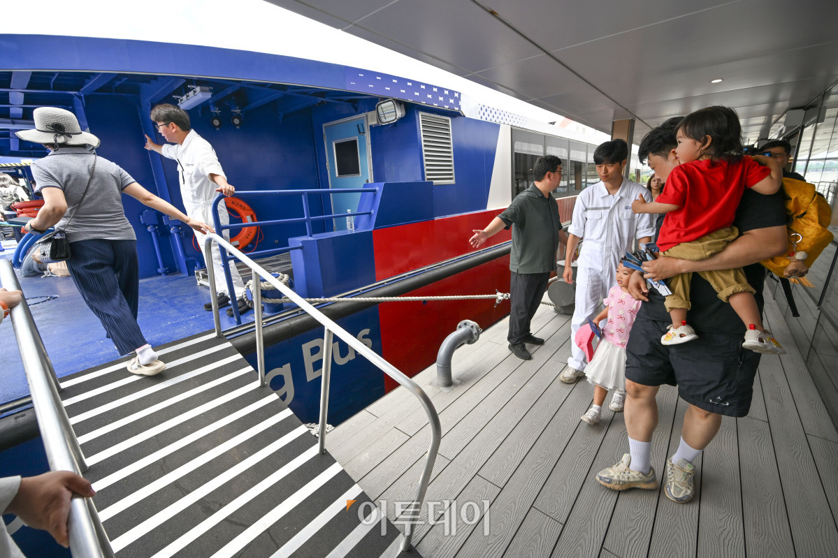 ▲한강버스 시민체험 운항 및 프레스투어가 열린 1일 서울 영등포구 여의도 선착장에서 시민체험단이 탑승하고 있다. 한강 유역에 처음으로 도입되는 친환경 수상 대중교통수단인 한강버스는 9월 중 정식운항을 통해 마곡-망원-여의도-옥수-압구정-뚝섬-잠실(마곡-여의도-잠실 급행 병행 운영) 7개 선착장, 약 31.5㎞의 거리를 오간다. 조현호 기자 hyunho@