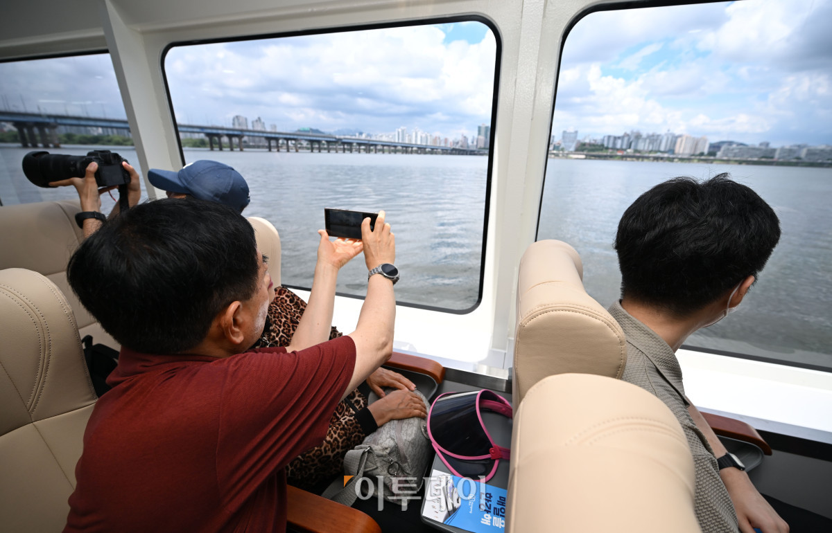 ▲한강버스 시민체험 운항 및 프레스투어가 열린 1일 서울 영등포구 여의도 일대에서 시민체험단이 기념사진을 촬영하고 있다. 한강 유역에 처음으로 도입되는 친환경 수상 대중교통수단인 한강버스는 9월 중 정식운항을 통해 마곡-망원-여의도-옥수-압구정-뚝섬-잠실(마곡-여의도-잠실 급행 병행 운영) 7개 선착장, 약 31.5㎞의 거리를 오간다. 조현호 기자 hyunho@