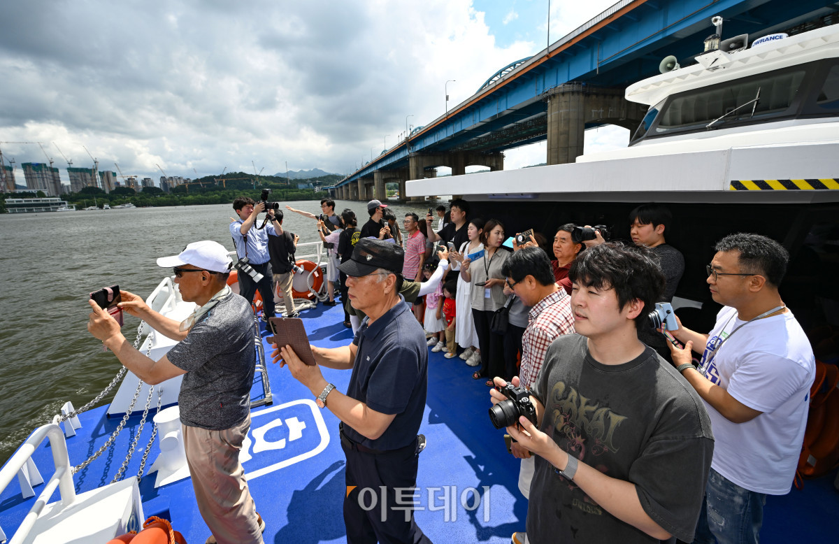 ▲한강버스 시민체험 운항 및 프레스투어가 열린 1일 서울 영등포구 여의도 일대에서 시민체험단이 도시 풍경을 감살하고 있다. 한강 유역에 처음으로 도입되는 친환경 수상 대중교통수단인 한강버스는 9월 중 정식운항을 통해 마곡-망원-여의도-옥수-압구정-뚝섬-잠실(마곡-여의도-잠실 급행 병행 운영) 7개 선착장, 약 31.5㎞의 거리를 오간다. 조현호 기자 hyunho@