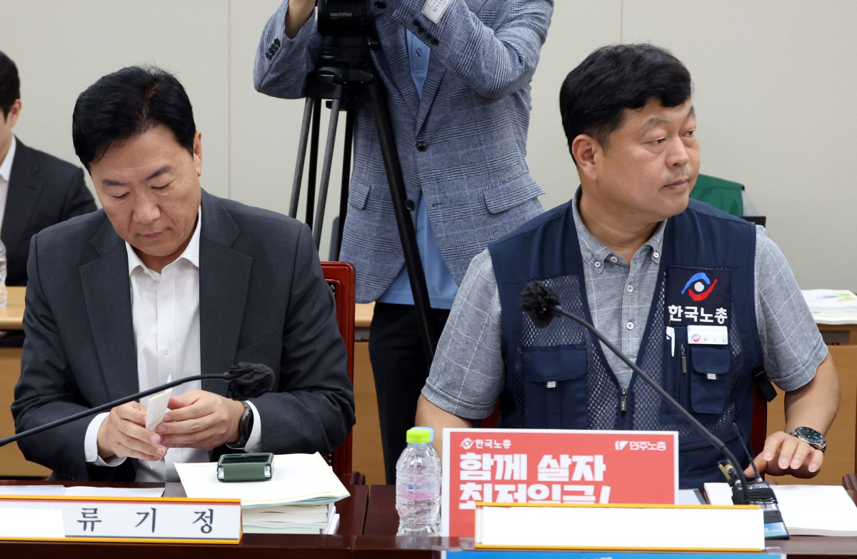 ▲5월 29일 세종시 정부세종청사에서 열린 최저임금위원회 제3차 전원회의에서 류기정 사용자 위원과 류기섭 근로자 위원의 시선이 엇갈리고 있다. (뉴시스)