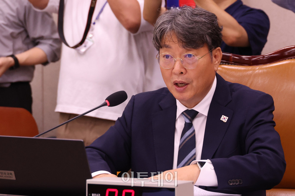 ▲1일 서울 여의도 국회에서 열린 법제사법위원회 전체회의에서 더불어민주당 소속 이춘석 위원장이 발언을 하고 있다. 고이란 기자 photoeran@