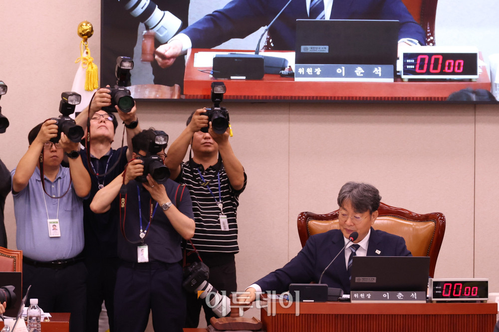 ▲1일 서울 여의도 국회에서 열린 법제사법위원회 전체회의에서 더불어민주당 소속 이춘석 위원장이 의사봉을 두드리고 있다. 고이란 기자 photoeran@