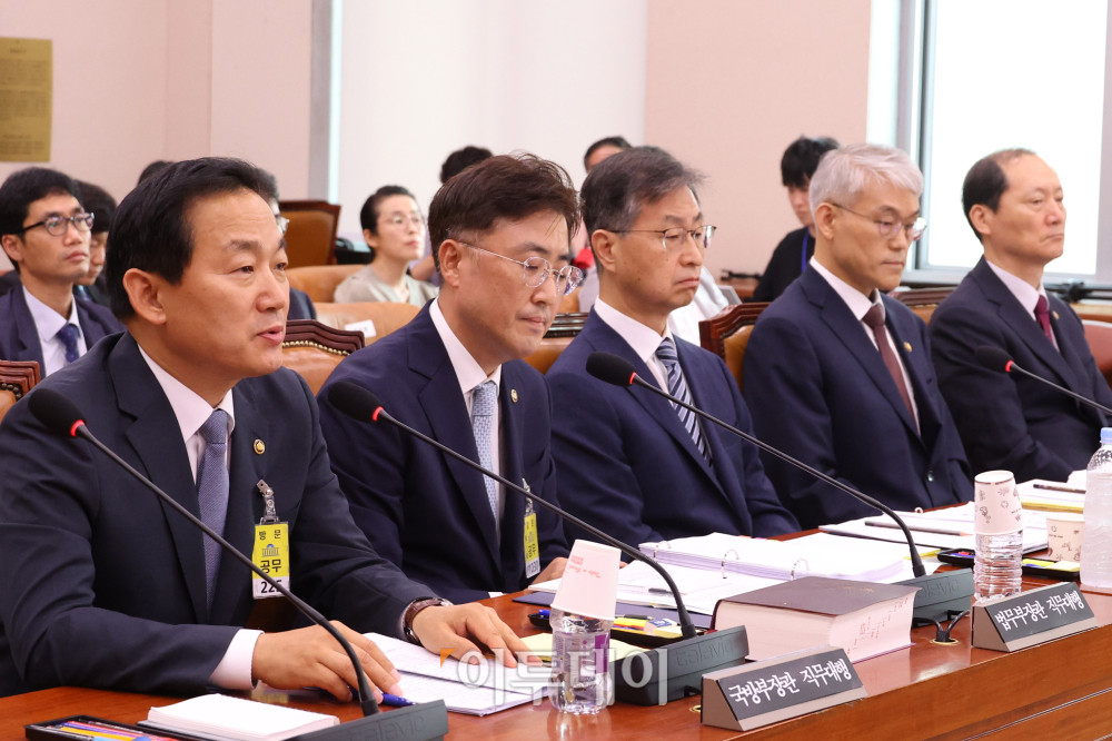 ▲이두희 국방부 장관 직무대행이 1일 서울 여의도 국회에서 열린 법제사법위원회 전체회의에서 의원 질의에 답하고 있다. 왼쪽부터 이 직무대행, 이진수 법무부 장관 직무대행, 최재해 감사원장, 천대엽 법원행정처장, 이완규 법제처장. 고이란 기자 photoeran@