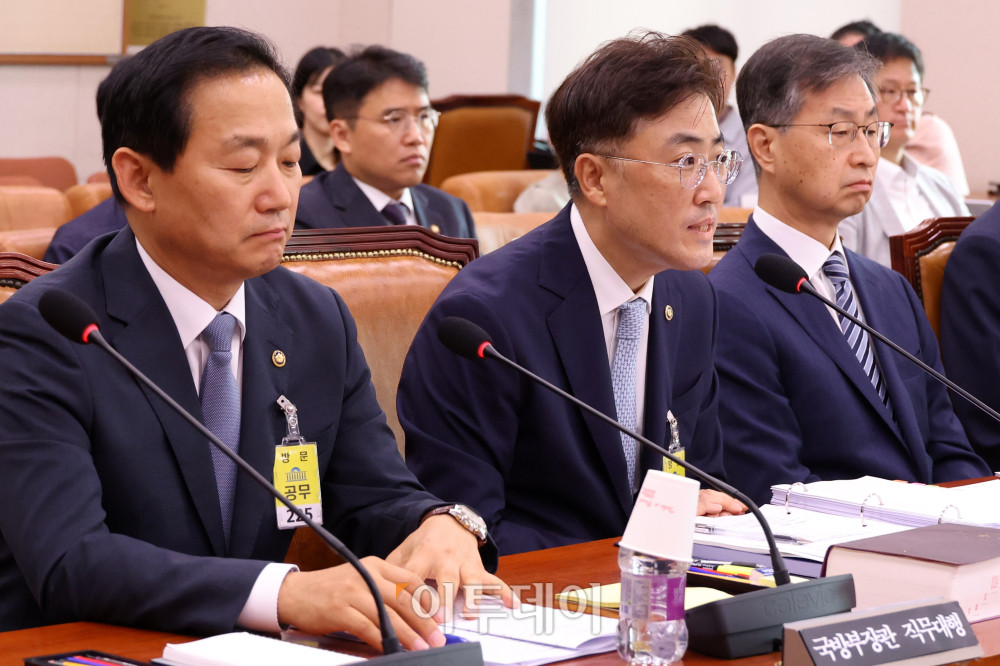 ▲이진수 법무부 장관 직무대행이 1일 서울 여의도 국회에서 열린 법제사법위원회 전체회의에서 의원 질의에 답하고 있다. 왼쪽부터 이두희 국방부 장관 직무대행, 이 직무대행, 최재해 감사원장. 고이란 기자 photoeran@