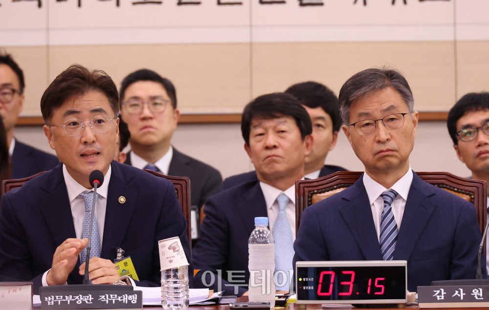 ▲이진수 법무부 장관 직무대행이 1일 서울 여의도 국회에서 열린 법제사법위원회 전체회의에서 의원 질의에 답하고 있다. 오른쪽은 최재해 감사원장. 고이란 기자 photoeran@