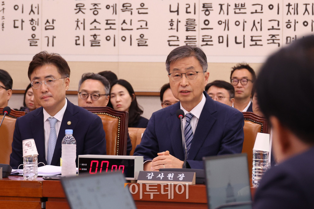 ▲최재해 감사원장이 1일 서울 여의도 국회에서 열린 법제사법위원회 전체회의에서 의원 질의에 답하고 있다. 왼쪽은 이진수 법무부 장관 직무대행 . 고이란 기자 photoeran@