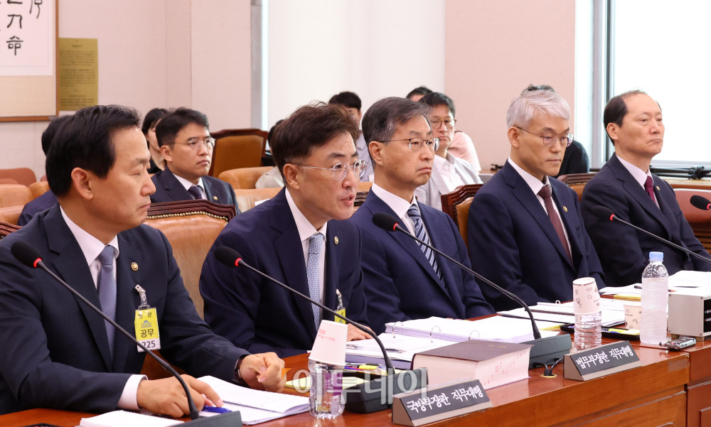 ▲이진수 법무부 장관 직무대행이 1일 서울 여의도 국회에서 열린 법제사법위원회 전체회의에서 의원 질의에 답하고 있다. 왼쪽부터 이두희 국방부 장관 직무대행, 이 직무대행, 최재해 감사원장, 천대엽 법원행정처장, 이완규 법제처장. 고이란 기자 photoeran@