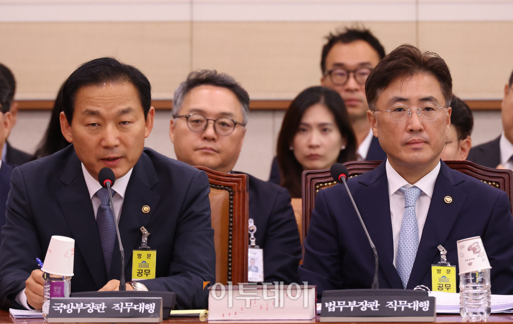 ▲이두희 국방부 장관 직무대행이 1일 서울 여의도 국회에서 열린 법제사법위원회 전체회의에서 의원 질의에 답하고 있다. 오른쪽은 이진수 법무부 장관 직무대행. 고이란 기자 photoeran@