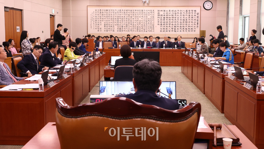 ▲1일 서울 여의도 국회에서 열린 법제사법위원회 전체회의에서 더불어민주당 소속 이춘석 위원장이 발언을 하고 있다. 고이란 기자 photoeran@