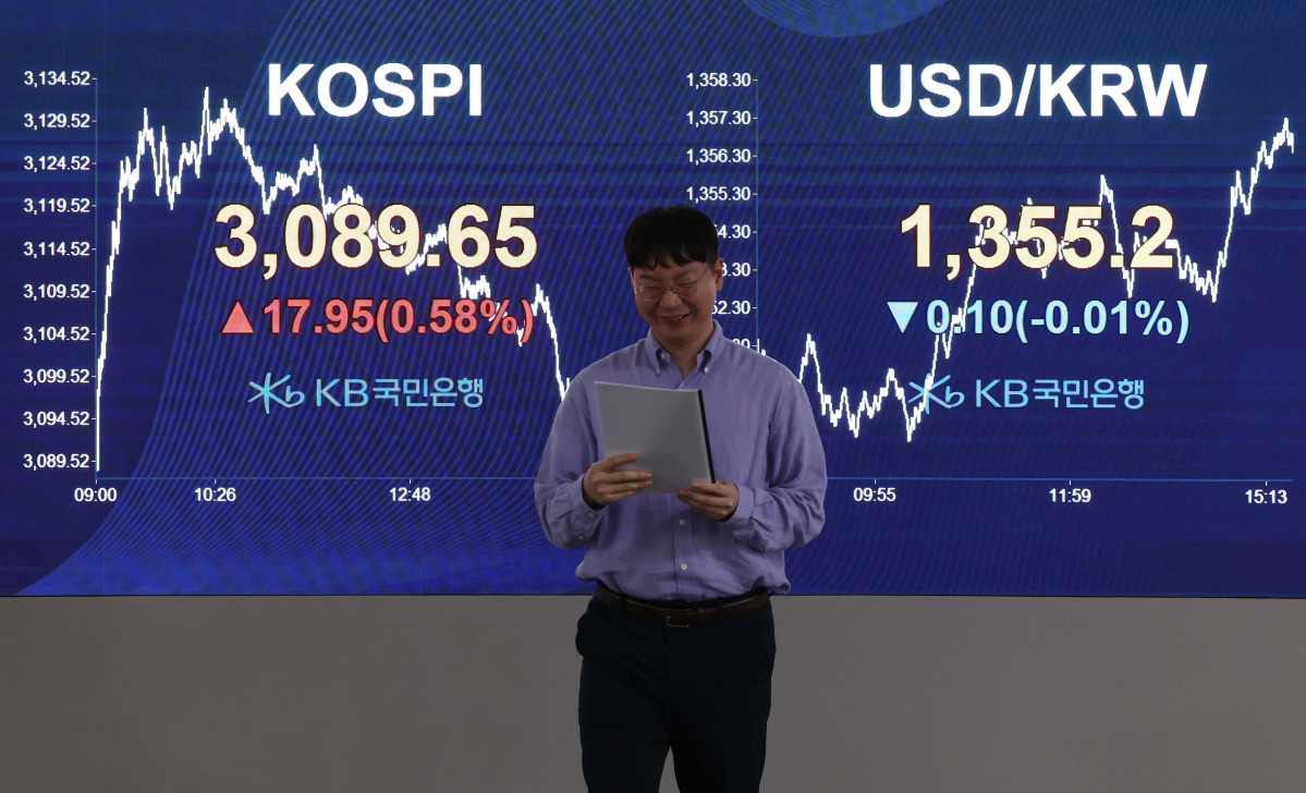 ▲코스피가 3090선 코앞에서 마감하며 이틀째 오름세를 이어갔다. 1일 서울 여의도 KB국민은행 스마트딜링룸 전광판에 코스피 종가와 원·달러 환율이 표시되고 있다. 이날 코스피는 장중 3130대까지 오르며 지난달 25일 세운 연고점(3129.09)을 경신했으나 장 후반 상승분을 반납하면서 시가 수준으로 복귀, 전 거래일 대비 17.95포인트(0.58%) 오른 3089.65로 마감했다. 코스닥은 2.17포인트(0.28%) 오른 783.67로 거래를 마쳤다. 한편 서울 외환시장에서 15시 30분 기준 원·달러 환율은 5.9원 오른 1355.9원을 기록했다. 신태현 기자 holjjak@