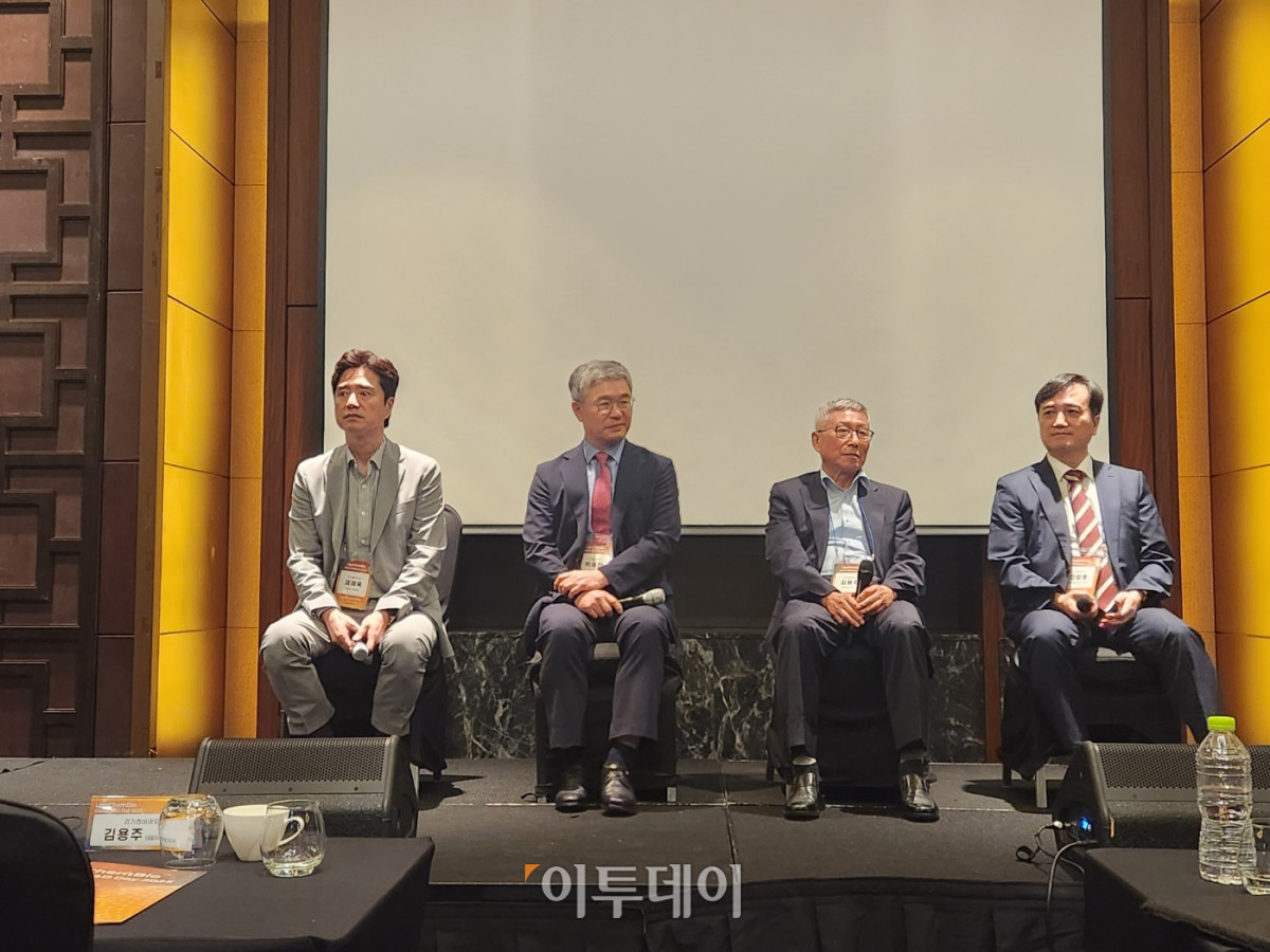 ▲왼쪽부터 채제욱 수석 부사장, 박세진 사장, 김용주 대표, 정철웅 CTO가 질문에 답변하고 있다. (이상민 기자 imfactor@)