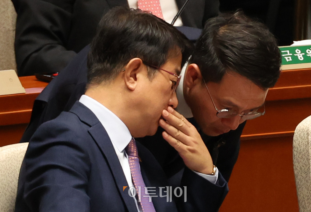 ▲박상우 국토교통부 장관이 1일 서울 여의도 국회에서 열린 예산결산특별위원회 추가경정예산안 심사를 위한 종합정책질의에서 관계자와 대화하고 있다. 고이란 기자 photoeran@