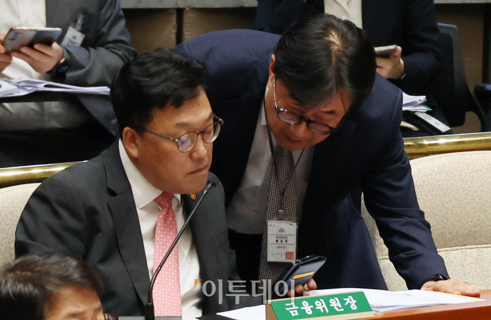 ▲김병환 금융위원장이 1일 서울 여의도 국회에서 열린 예산결산특별위원회 추가경정예산안 심사를 위한 종합정책질의에서 관계자와 자료를 살펴보고 있다. 고이란 기자 photoeran@