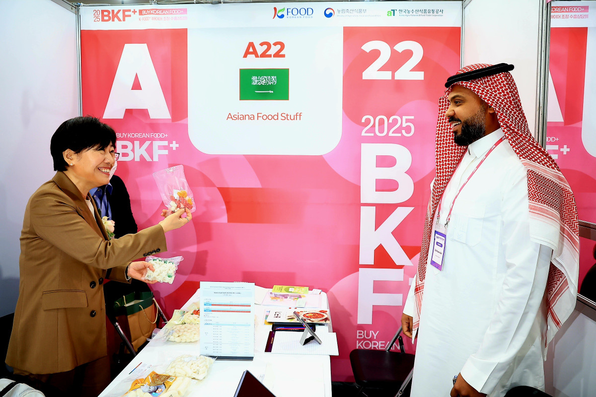 ▲송미령_농림축산식품부_장관이 올해 4월 16일 전 세계 45개국 바이어가 참가하는 K-Food+ 바이어 초청 수출상담회(BKF+, Buy Korean Food+)에 참석해 해외 바이어에게 우리 제품을 소개하고 있다. (사진제공=농림축산식품부)