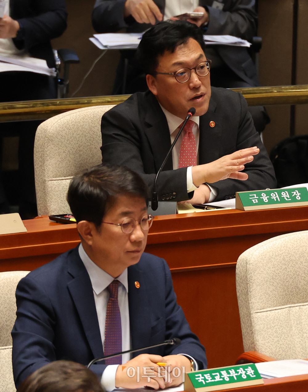 ▲김병환 금융위원장이 1일 서울 여의도 국회에서 열린 예산결산특별위원회 추가경정예산안 심사를 위한 종합정책질의에서 의원 질의에 답하고 있다. 왼쪽은  박상우 국토교통부 장관. 고이란 기자 photoeran@