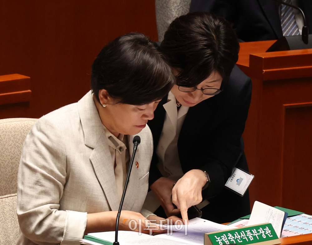 ▲송미령 농림축산식품부 장관이 1일 서울 여의도 국회에서 열린 예산결산특별위원회 추가경정예산안 심사를 위한 종합정책질의에서 관계자와 자료를 살펴보고 있다. 고이란 기자 photoeran@