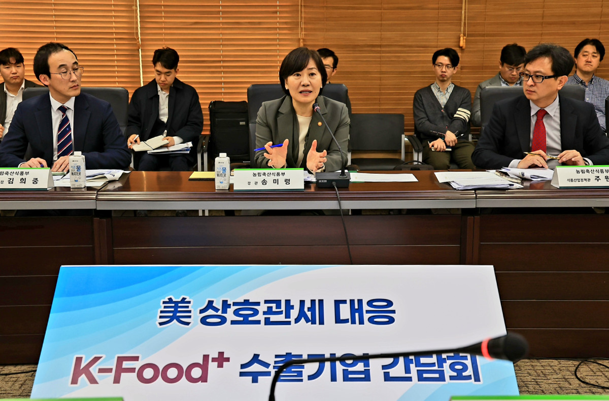 ▲송미령 농림축산식품부 장관이 올해 4월 8일 서울 에이티(aT)센터에서 주요 농식품 및 농산업 수출기업들을 만나 최근 美행정부의 상호관세 부과 조치 발표에 따른 대미 수출 대응방향을 논의하고 있다. (사진제공=농림축산식품부)