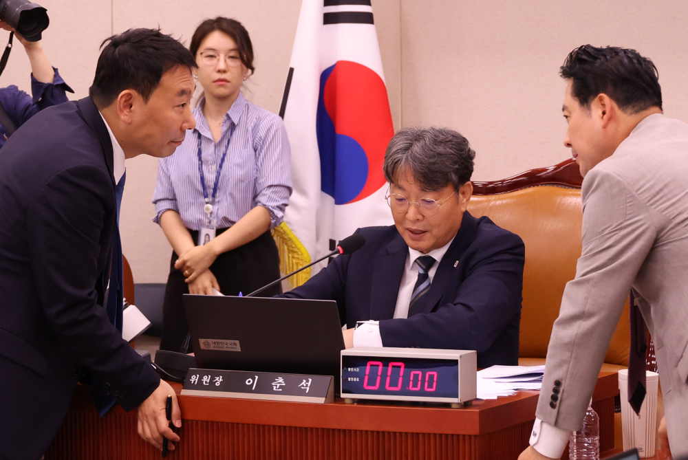 ▲1일 서울 여의도 국회에서 열린 법제사법위원회 전체회의에서 더불어민주당 소속 이춘석(가운데) 위원장이 여당 간사인 김용민(왼쪽) 더불어민주당  의원, 야당 간사인 장동혁 국민의힘 의원과 대화하고 있다.  (고이란 기자 photoeran@)