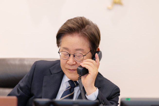 ▲이재명 대통령이 30일 서울 용산 대통령실 청사 집무실에서 로런스 웡 싱가포르 총리와 전화 통화를 하고 있다.  (대통령실)