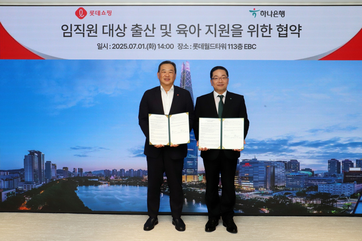 ▲7월 1일(화) 오후 2시 서울 송파구 롯데월드타워 113층 EBC에서 김상현 롯데 유통군 총괄대표 부회장(사진 좌측)과 이호성 하나은행장(사진 우측)이 임직원 대상 출산 장려 및 육아 지원을 위한 협약식을 마치고 기념사진을 촬영했다. (사진제공=롯데쇼핑)