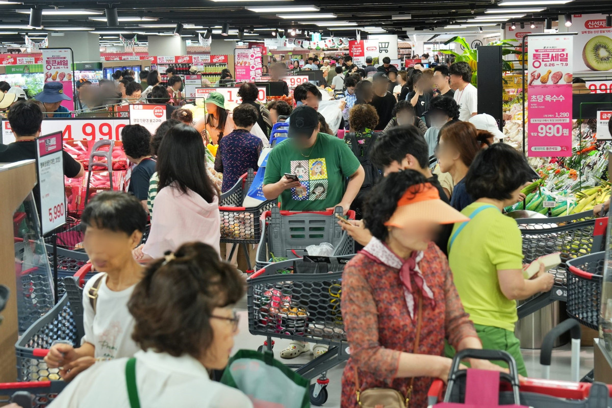 ▲'통큰 세일'을 진행하고 있는 롯데마트 그랑그로서리 구리점 매장. (사진제공=롯데마트)