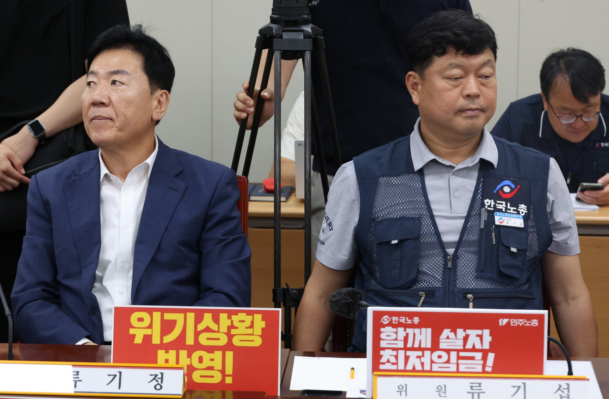 ▲1일 세종시 정부세종청사에서 열린 최저임금위 8차 전원회의에서 류기정(왼쪽) 사용자 위원과 류기섭 근로자 위원의 시선이 엇갈리고 있다.  (뉴시스)