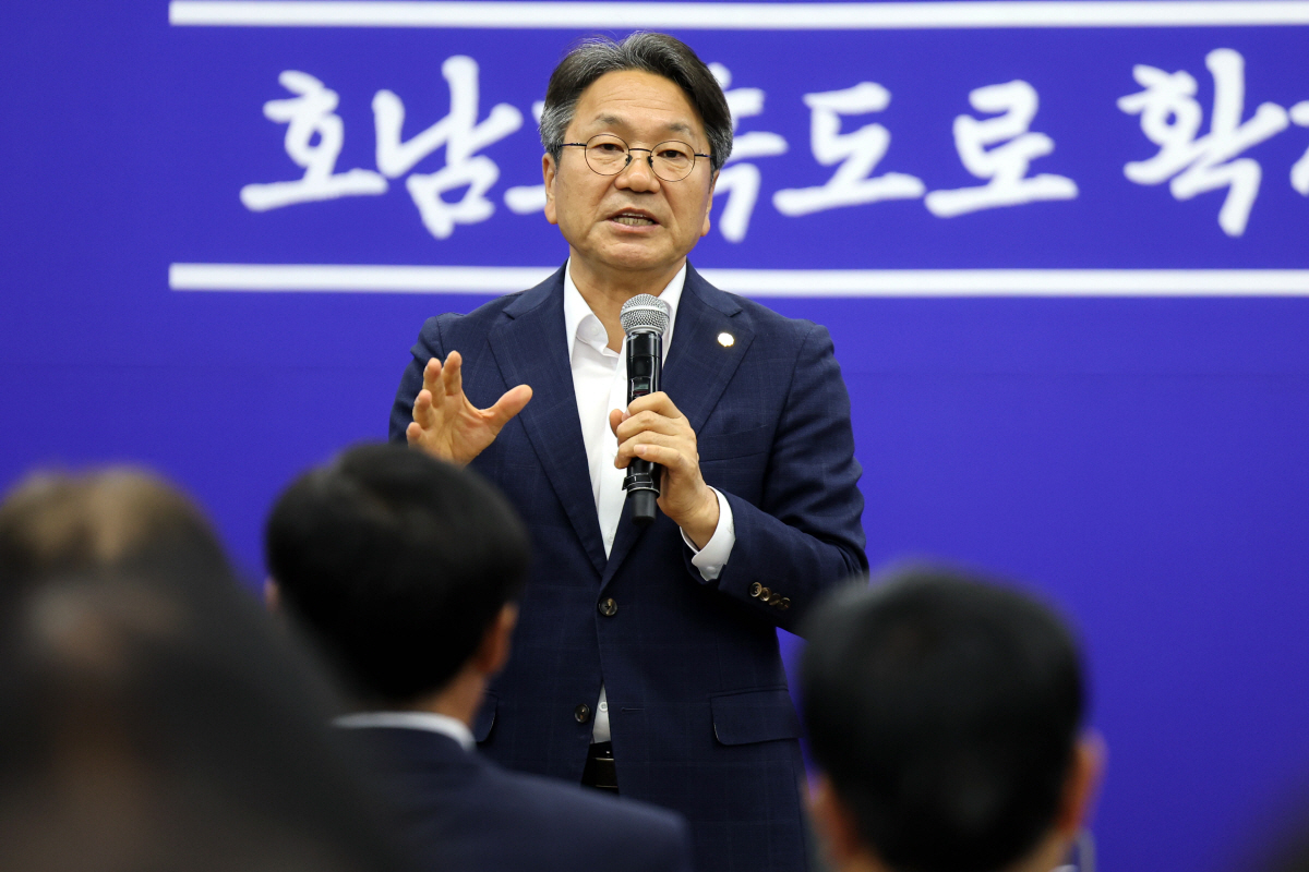 ▲1일 광주 북구 비엔날전시관 거시기홀에서 열린 호남고속도로 확장사업 주민토론회에서 강기정 광주시장이 발언하고 있다. 연합뉴스