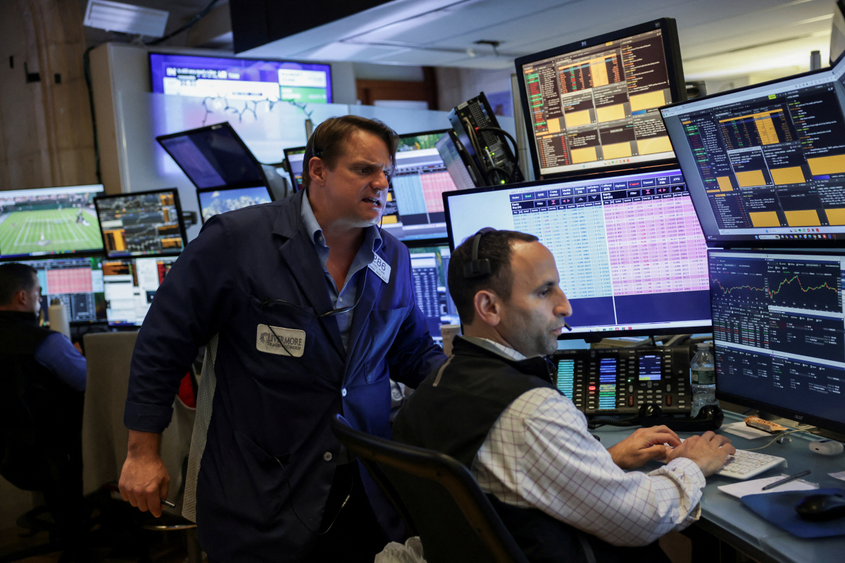 ▲뉴욕증권거래소(NYSE)에서 1일(현지시간) 트레이더들이 주가를 살피고 있다. 뉴욕/로이터연합뉴스