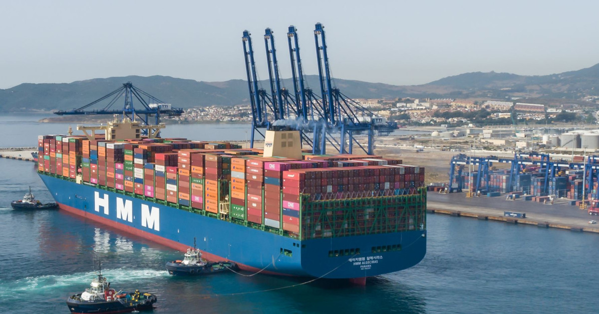 ▲스페인 알헤시라스 터미널(TTIA)에 기항하는 2만4000 TEU급 컨테이너선 ‘HMM 알헤시라스호’. (사진=HMM)