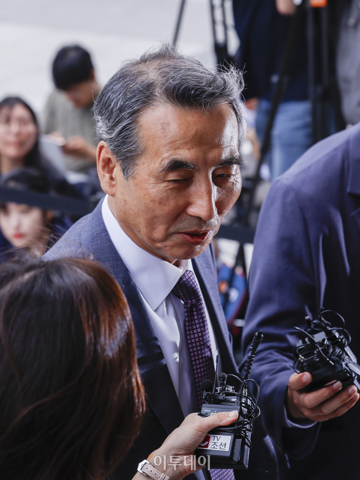 ▲윤석열 전 대통령의 부인 김건희 여사 의혹을 수사하는 민중기 특별검사가 2일 서울 종로구 KT 광화문 빌딩 웨스트에 마련된 사무실에 출근하며 취재진의 질문에 답하고 있다. 이날 김건희 특별검사팀은 오전 10시 공식 출범을 알리는 현판식을 열 예정이다. 조현호 기자 hyunho@