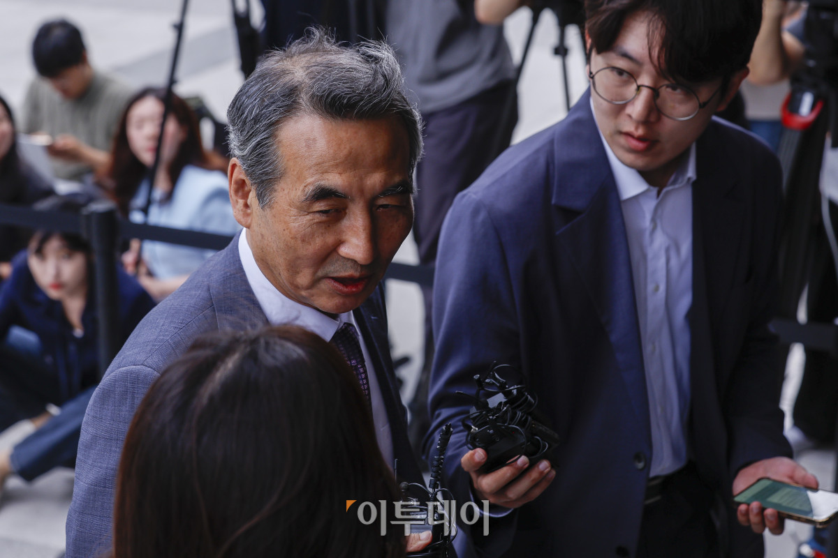 ▲윤석열 전 대통령의 부인 김건희 여사 의혹을 수사하는 민중기 특별검사가 2일 서울 종로구 KT 광화문 빌딩 웨스트에 마련된 사무실에 출근하며 취재진의 질문에 답하고 있다. 이날 김건희 특별검사팀은 오전 10시 공식 출범을 알리는 현판식을 열 예정이다. 조현호 기자 hyunho@