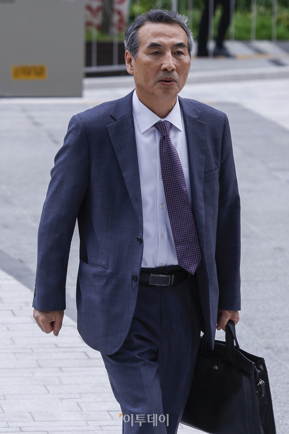 ▲윤석열 전 대통령의 부인 김건희 여사 의혹을 수사하는 민중기 특별검사가 2일 서울 종로구 KT 광화문 빌딩 웨스트에 마련된 사무실에 출근하고 있다. 이날 김건희 특별검사팀은 오전 10시 공식 출범을 알리는 현판식을 열 예정이다. 조현호 기자 hyunho@