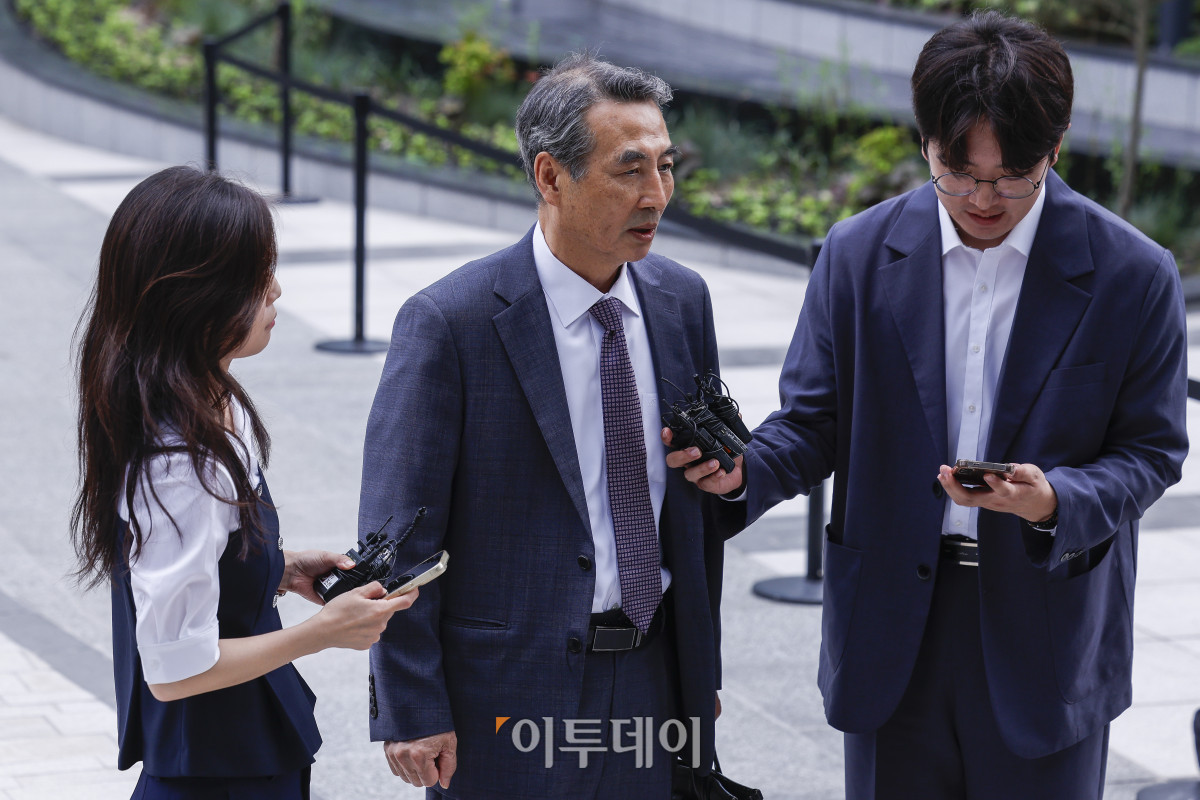 ▲ 윤석열 전 대통령의 부인 김건희 여사 의혹을 수사하는 민중기 특별검사가 서울 종로구 KT 광화문 빌딩 웨스트에 마련된 사무실에 출근하며 취재진의 질문에 답하고 있다. 조현호 기자 hyunho@