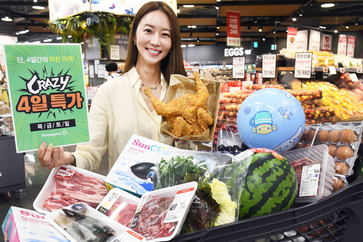 ▲모델이 2일 서울 등촌동 홈플러스 메가 푸드 마켓 라이브 강서점에서 'CRAZY 4일 특가' 마지막 행사 등 각종 할인 행사 상품을 소개하고 있다. (사진제공=홈플러스)