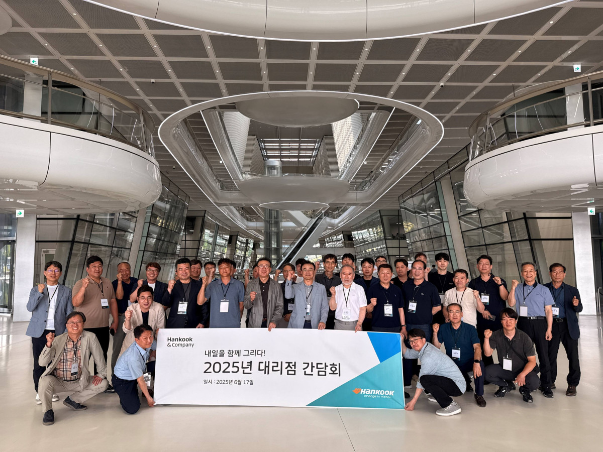▲한국앤컴퍼니는 지난달 17일 대전 유성구에 위치한 한국앤컴퍼니그룹의 하이테크 중앙연구소 ‘한국테크노돔’에서 전국 30여 개 대리점 관계자를 초청해 ‘2025 대리점 간담회’를 개최했다. (사진=한국앤컴퍼니)