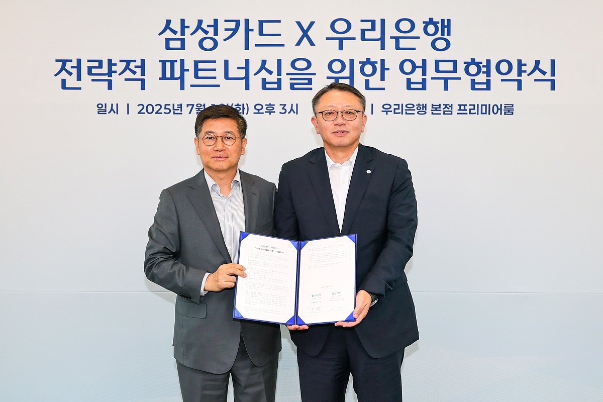 ▲김이태(왼쪽) 삼성카드 사장과 정진완(오른쪽) 우리은행 은행장이 기념사진을 촬영하고 있다. (사진=삼성카드)