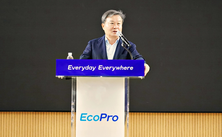 ▲이동채 에코프로 창업주가 1일 충북 오창 에코프로 본사에서 개최한 3분기 분기 조회식에 참석해 발언하고 있다. (사진= 에코프로)