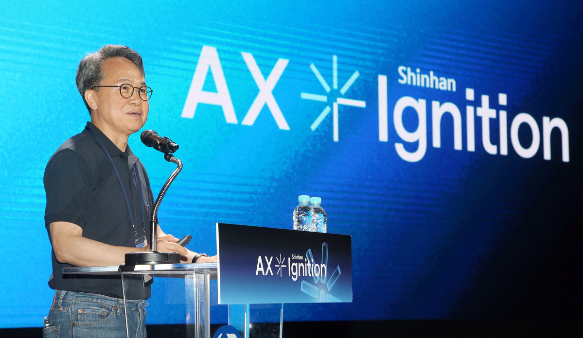 ▲진옥동 신한금융그룹 회장이 경영포럼에서 강평을 하고 있다. (사진제공=신한금융그룹)