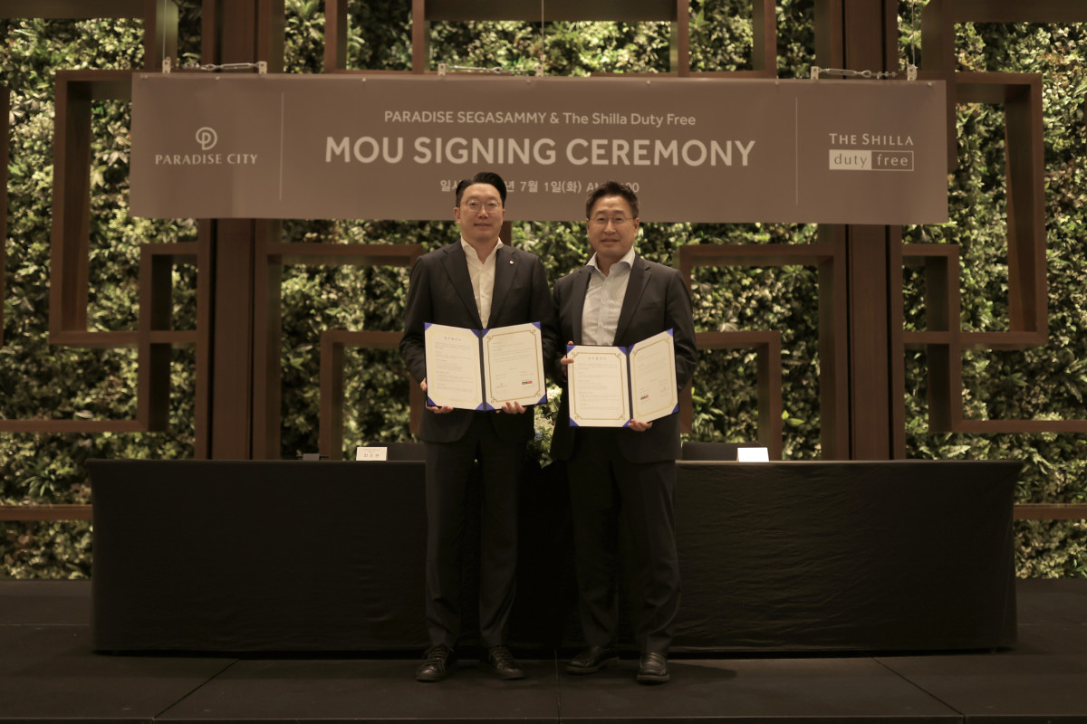 ▲1일 인천 영종도 파라다이스시티에서 열린 ‘파라다이스시티-신라면세점 외국인 관광객 유치 활성화 업무협약식’에서 (좌측부터)최종환 ㈜파라다이스 대표이사, 김준환 호텔신라 TR부문 부문장이 기념 촬영을 하고 있다. (사진제공=호텔신라)