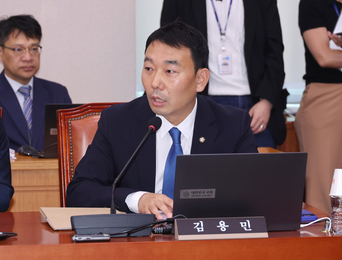 ▲1일 국회에서 열린 법제사법위원회 전체회의에서 여당 간사인 더불어민주당 김용민 의원이 인사말하고 있다. (연합뉴스)