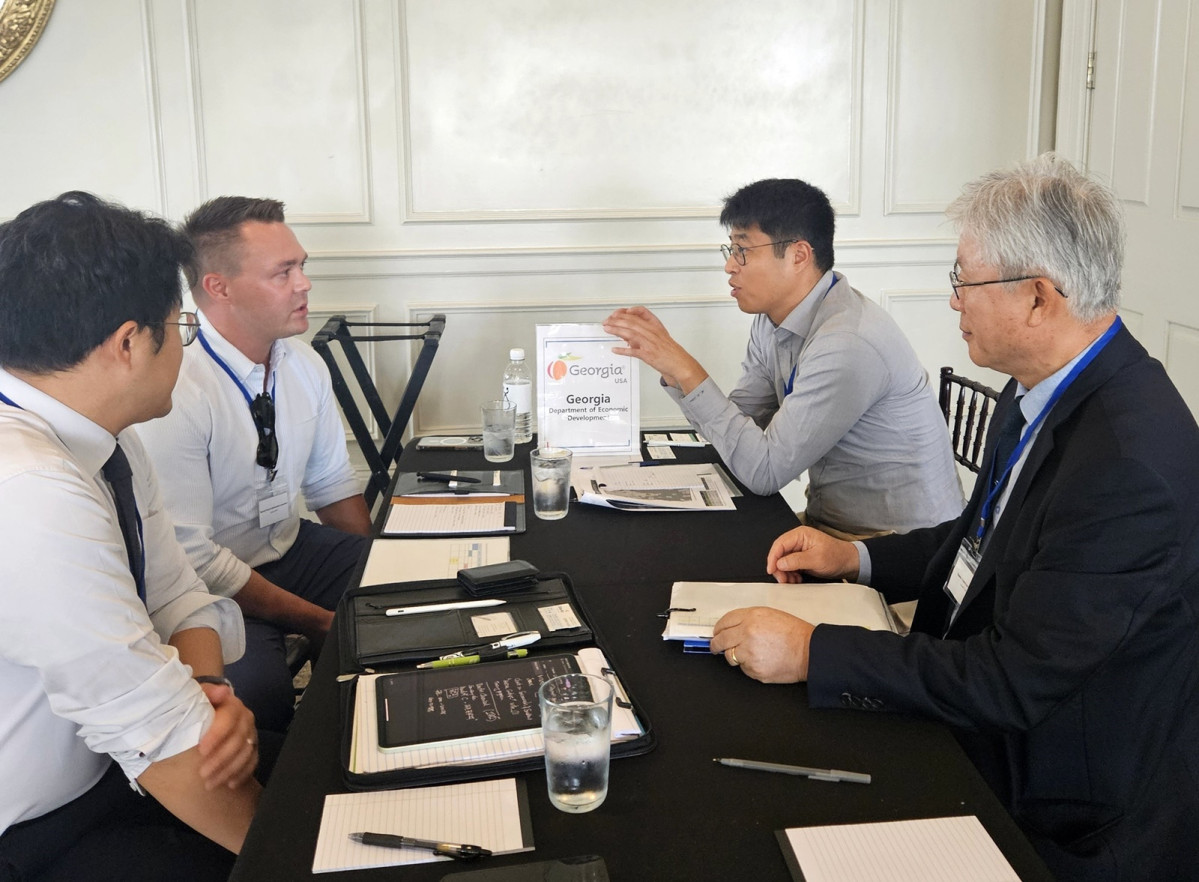 ▲경기도 자동차부품 기업 조사단 관계자들이 미국 조지아 주에서 조지아 경제개발부와 통상환경에 대해 논의하고 있다. (경기도)