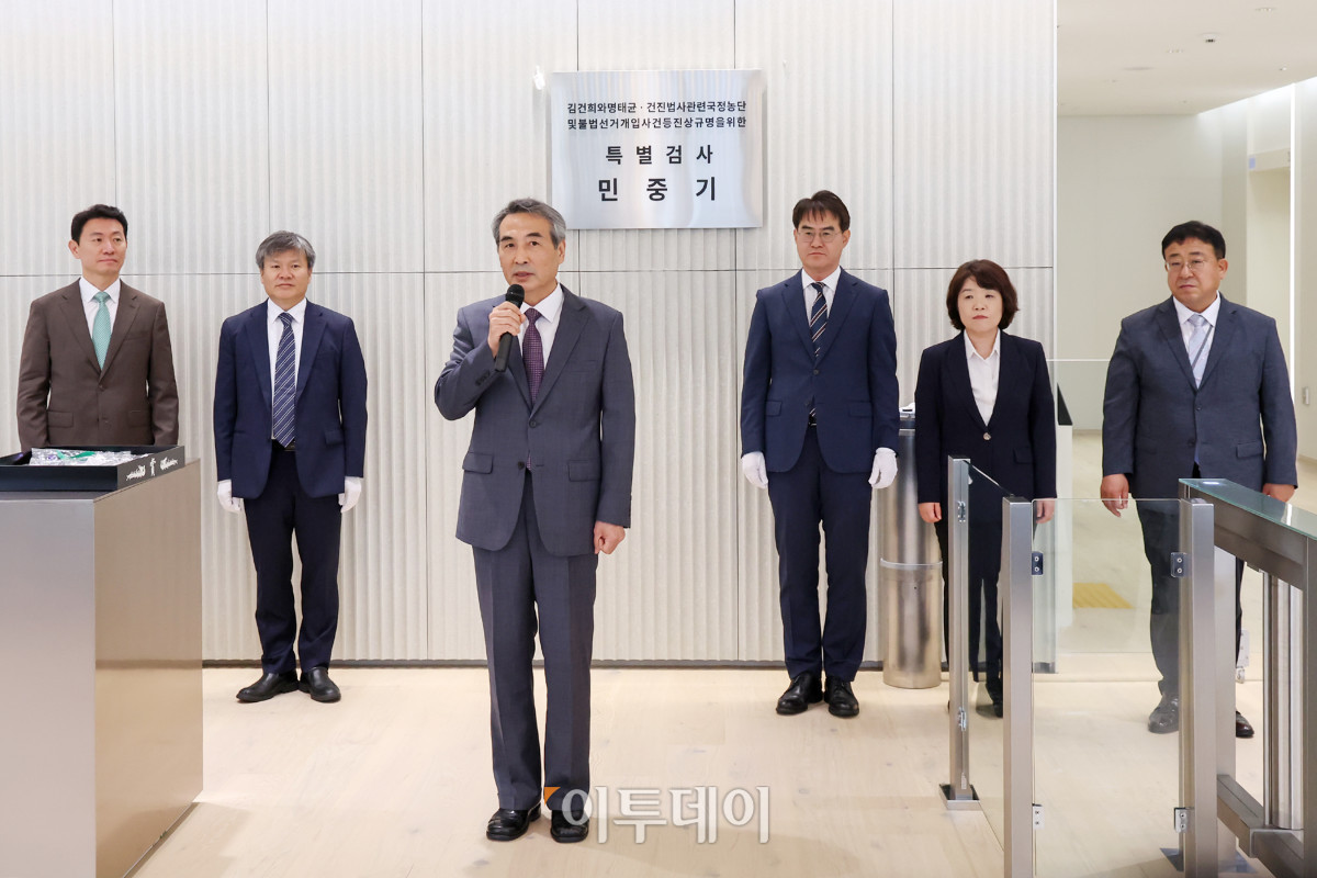 ▲윤석열 전 대통령의 부인 김건희 여사 의혹 관련 사건을 맡은 민중기 특별검사가 2일 서울 종로구 KT광화문빌딩 웨스트에 마련된 특검 사무실에서 현판 제막을 마친 뒤 발언을 하고 있다. 왼쪽부터 박상진·문홍주 특검보, 민 특검, 김형근·오정희 특검보, 홍지항 지원단장. 조현호 기자 hyunho@