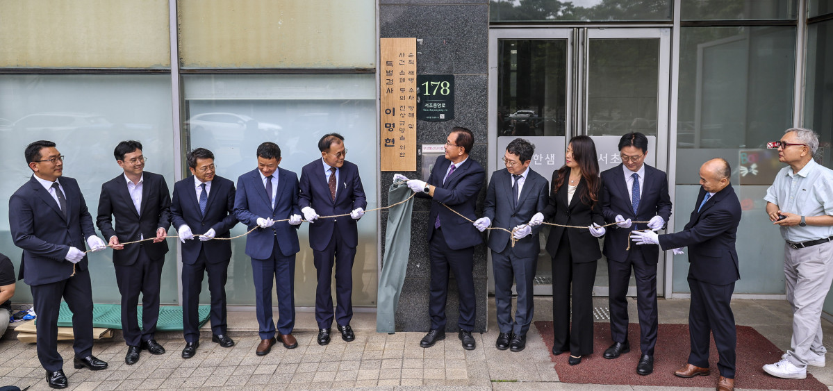 ▲이명현 채상병 특별검사를 비롯한 특검보가 2일 오전 서울 서초구에 마련된 특검 사무실에서 열린 현판식을 하고 있다. (뉴시스)
