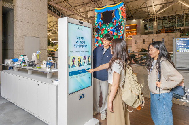 ▲인천국제공항에 마련된 '자이' 팝업스토어 방문자가 포토 키오스크로 생성형 AI 프로필 촬영을 하고 있다. (사진제공=GS건설)