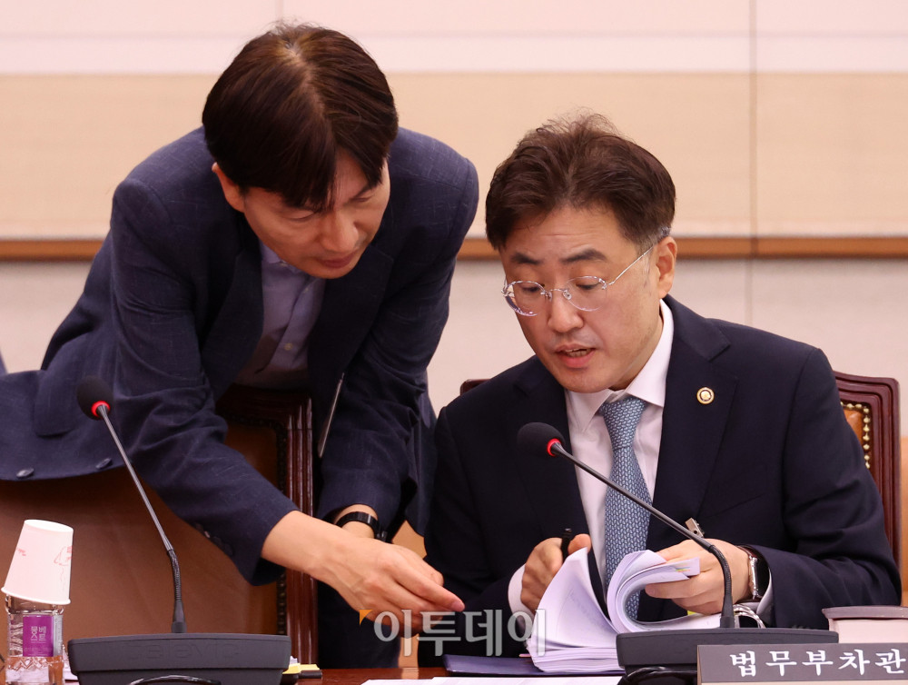 ▲ 이진수(오른쪽) 법무부 차관이 올해 7월 2일 서울 여의도 국회 법제사법위원회 법안심사 제1소위원회에서 법무부 관계자와 자료를 살펴보고 있다. (고이란 기자 photoeran@)