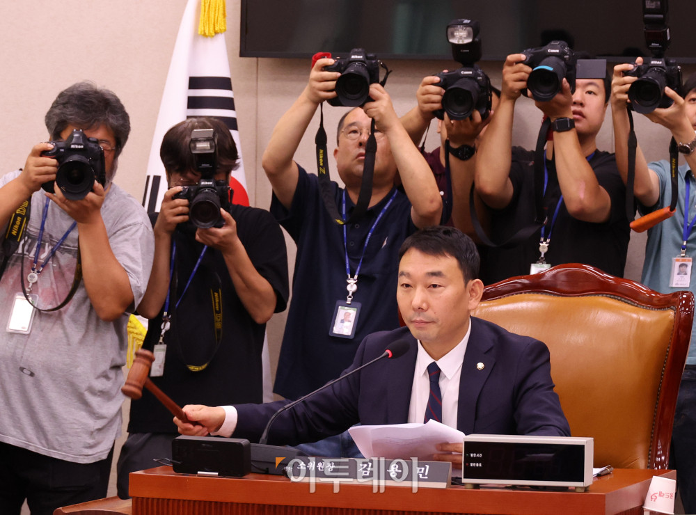 ▲2일 서울 여의도 국회 법제사법위원회 법안심사제1소위원회에서 더불어민주당 소속 김용민 위원장이 상법 일부개정법률안 등 안건 심사 개의를 알리는 의사봉을 두드리고 있다. 고이란 기자 photoeran@