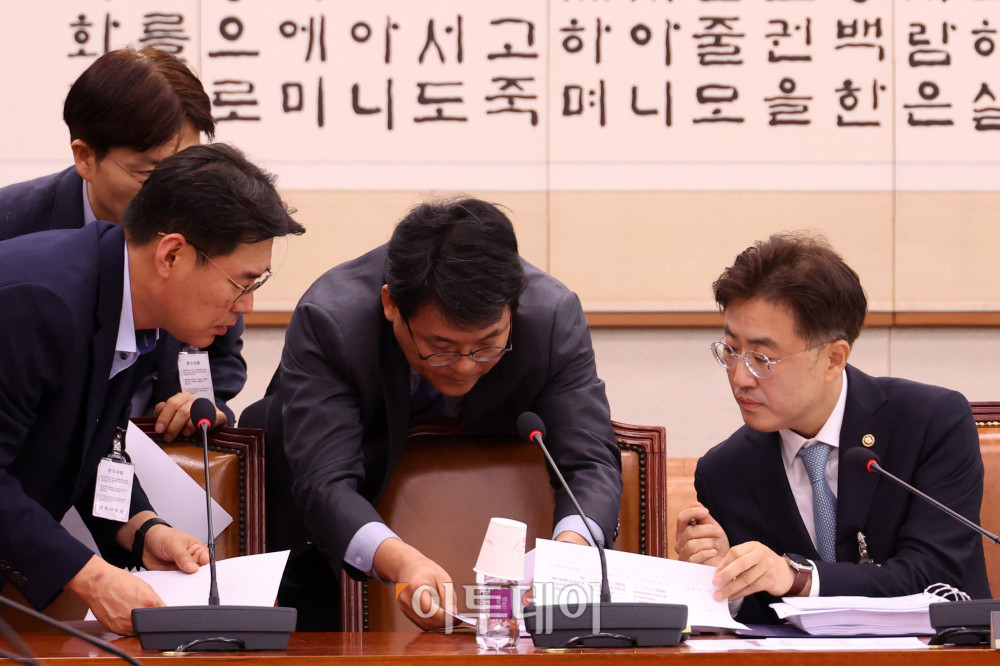 ▲이진수(오른쪽) 법무부 차관이 2일 서울 여의도 국회 법제사법위원회 법안심사제1소위원회에서 법무부 관계자들과 자료를 살펴보고 있다. 고이란 기자 photoeran@