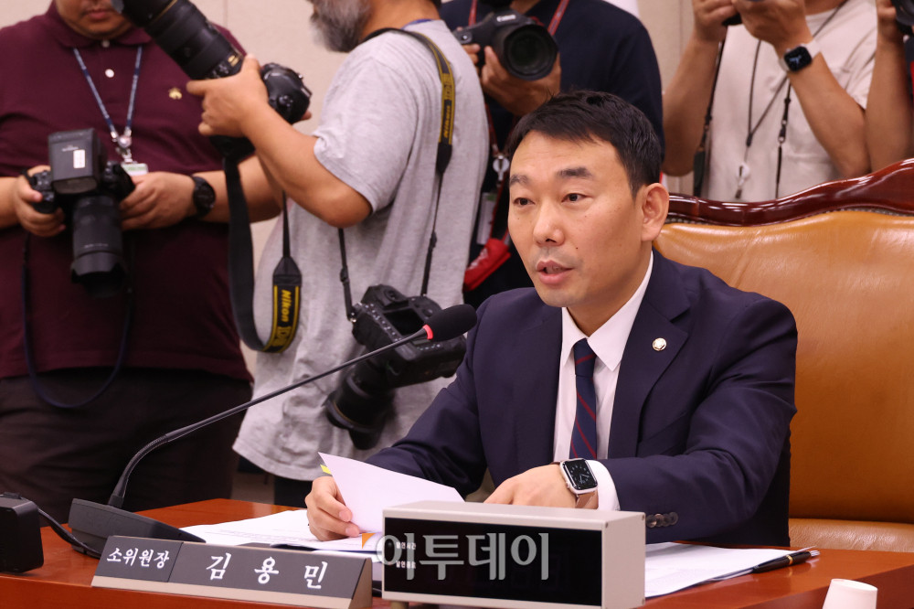 ▲2일 서울 여의도 국회 법제사법위원회 법안심사제1소위원회에서 더불어민주당 소속 김용민 위원장이 상법 일부개정법률안 등 안건 심사를 위해 회의를 주재하고 있다. 고이란 기자 photoeran@