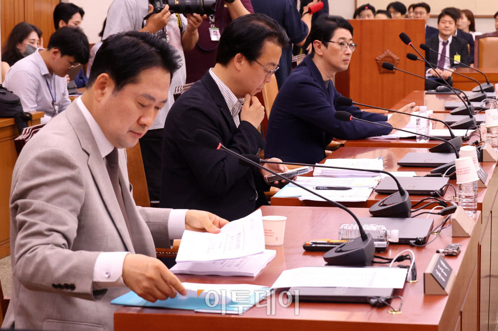 ▲2일 서울 여의도 국회 법제사법위원회 법안심사제1소위원회에서 국민의힘 의원들이 상법 일부개정법률안 등 안건 심사를 위해 회의에 참석하고 있다. 고이란 기자 photoeran@